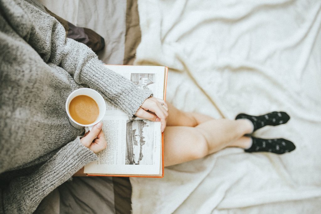 本を読む女性とコーヒー
