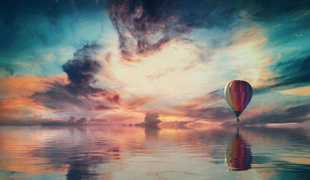 気球と海